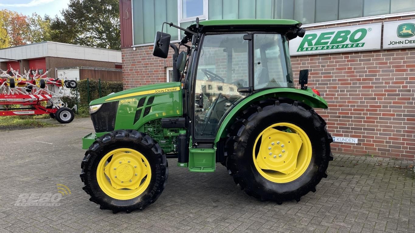 Traktor of the type John Deere 5058E KOMPAKTTRAKTOR STUFE V, Neumaschine in Schwaförden (Picture 2)